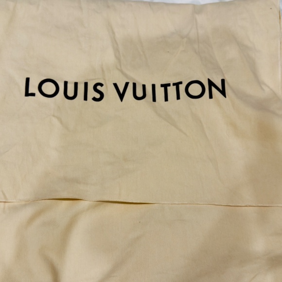 Louis Vuitton Monogram Artsy MM Bag - Picture 7 of 9